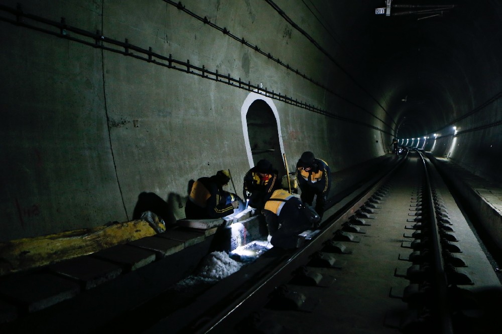 康巴什铁路运营隧道病害现状